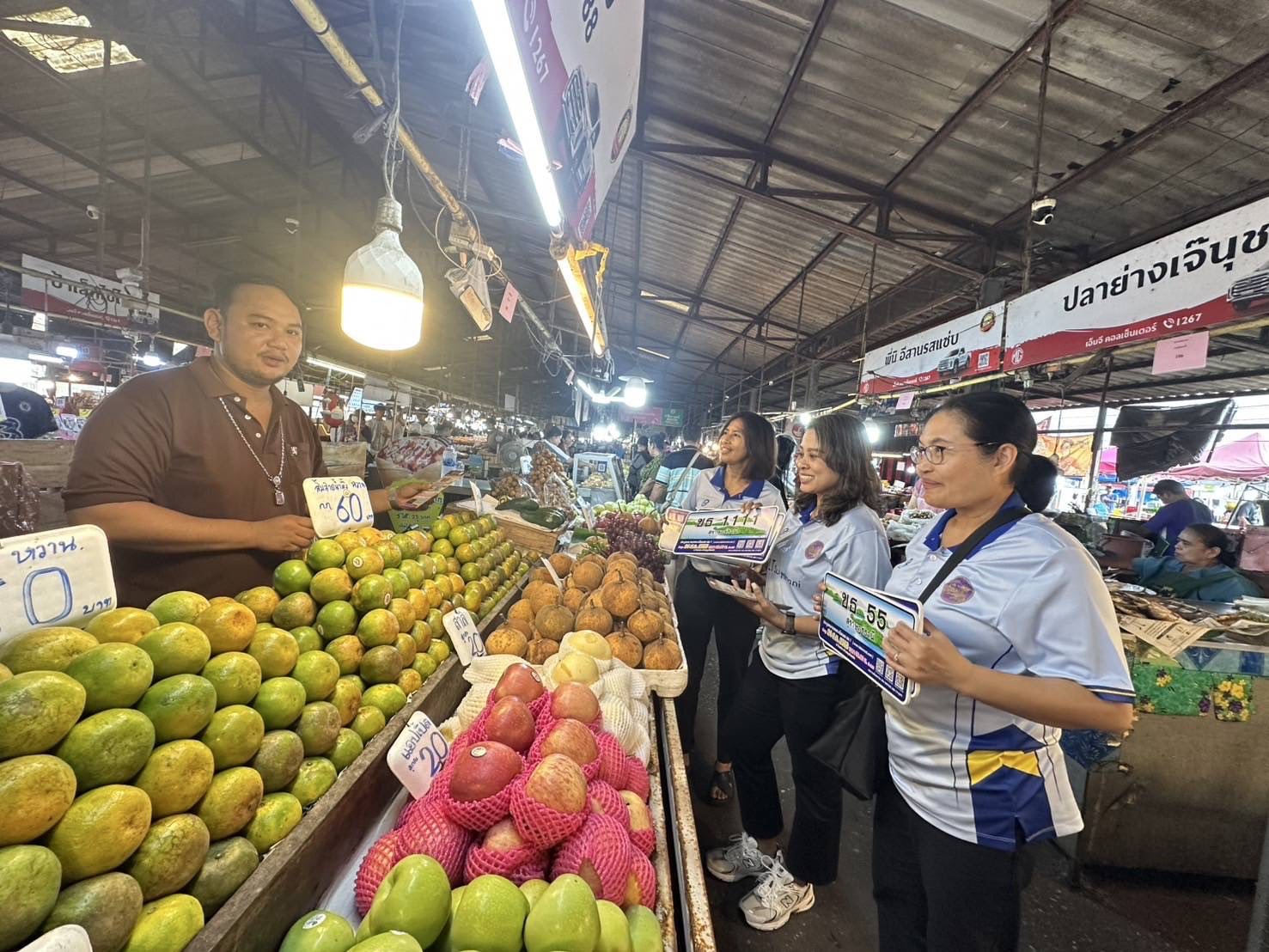 วันพุธที่  6 สิงหาคม 2568 ฝ่ายใบอนุญาตขับรถ ได้ออกประชาสัมพันธ์การประมูลทะเบียนรถเลขสวย หมวด ขธ “ขุมทรัพย์เศรษฐี มั่งมีธุรกิจ”  เชิญชวนผู้สนใจ และประชาชนทั่วไป  ณ บริเวณตลาดดอนนก