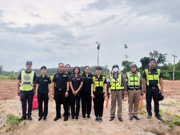 สำนักงานขนส่งจังหวัดสุราษฎร์ธานี สาขาอำเภอบ้านนาสาร
          นายจตุรงค์ แก้วกสิ ขนส่งจังหวัดสุราษฎร์ธานี มอบหมายให้ผู้ตรวจการและเจ้าหน้าที่สำนักงานขนส่งจังหวัดสุราษฎร์ธานี สาขาอำเภอบ้านนาสาร ออกตรวจสอบและบังคับใช้กฎหมายเกี่ยวกับรถตาม พระราชบัญญัติรถยนต์และพระราชบัญญัติว่าด้วยการขนส่งทางบก พร้อมแนะนำให้ความรู้เกี่ยวกับการใช้รถใช้ถนน