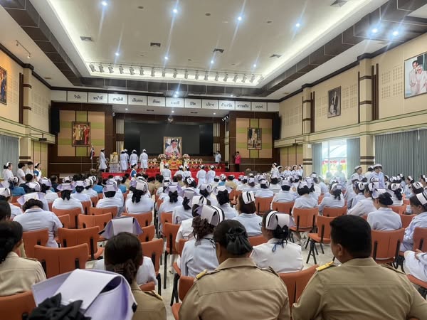 สำนักงานขนส่งจังหวัดสุราษฎร์ธานี
        นายจตุรงค์ แก้วกสิ ขนส่งจังหวัดสุราษฎร์ธานี มอบหมายเจ้าหน้าที่ ร่วมพิธีกิจกรรมเทิดพระเกียรติสมเด็จพระศรีนครินทราบรมราชชนนี เนื่องในวันพยาบาลแห่งชาติ  วันทันตสาธารณสุข  วันสังคมสงเคราะห์  วันอาสาสมัครไทย  และวันรักต้นไม้ประจำปีของชาติจังหวัดสุราษฎร์ธานี ในวันอังคารที่ 21 ตุลาคม 2568 เวลา 08:00 น. ณ อนุสาวรีย์สมเด็จพระมหิตราธิเบศรอดุลยเดชวิกรมพระบรมราชชนก และสมเด็จพระศรีนครินทราบรมราชชนนี วิทยาลัยพยาบาลบรมราชชนนี สุราษฎร์ธานี