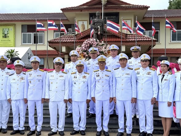 สำนักงานขนส่งจังหวัดสุราษฎร์ธานี สาขาอำเภอเกาะสมุย
     นายวิชัย ลิ้มภูวนนท์ หัวหน้าสำนักงานขนส่งจังหวัดสุราษฎร์ธานี สาขาอำเภอเกาะสมุยและเจ้าหน้าที่ขนส่ง เข้าร่วมพิธีวางพวงมาลาเพื่อน้อมรำลึกในพระมหากรุณาธิคุณ เนื่องในวันคล้ายวันสวรรคต พระบาทสมเด็จพระจุลจอมเกล้าเจ้าอยู่หัว ในวันพฤหัสบดี ที่ 23 ตุลาคม 2568  เวลา 8.00 น. ณ บริเวณลานพระบรมราชานุสาวรีย์ พระบาทสมเด็จพระจุลจอมเกล้าเจ้าอยู่หัว รัชกาลที่ 5(หน้าที่ว่าการอำเภอเกาะสมุย) จังหวัดสุราษฎร์ธานี