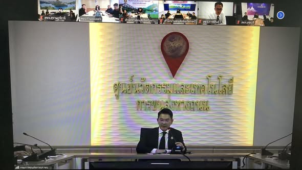 สำนักงานขนส่งจังหวัดสุราษฎร์ธานี
              นายสรพงศ์ ไพฑูรย์พงษ์ อธิบดีกรมการขนส่งทางบก เรียนเชิญขนส่งจังหวัดทุกจังหวัดและเจ้าหน้าที่ที่เกี่ยวข้อง ร่วมประชุม ณ วันที่ 11 พฤศจิกายน 2568 เวลา 10.00 น. โดยมี นายจตุรงค์ แก้วกสิ ขนส่งจังหวัดสุราษฎร์ธานี และเจ้าหน้าที่ที่เกี่ยวข้อง เข้าร่วมการประชุมซักซ้อมการอำนวยความสะดวกการเดินทางของประชาชน เพื่อเข้าร่วมสักการะพระบรมศพ สมเด็จพระนางเจ้าสิริกิติ์ พระบรมราชินีนาถ พระบรมราชชนนีพันปีหลวง ผ่านสื่ออิเล็กทรอนิกส์ (Zoom Application)