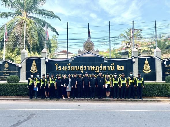 วันที่ 14 พฤศจิกายน 2568 เวลา 06.30 น. สำนักงานขนส่งจังหวัดสุราษฎร์ธานี ออกตรวจสอบอำนวยความสะดวกด้านการจราจร และดำเนินการบังคับใช้กฎหมายกับพนักงานขับรถที่ไม่ได้ขออนุญาตรถรับจ้างรับ-ส่งนักเรียน ร่วมกับ สำนักงานศึกษาธิการจังหวัดสุราษฎร์ธานี ตามเเผนงาน “จัดระเบียบรถรับ-ส่งนักเรียน สู่ความปลอดภัยทางถนนอย่างยั่งยืน” ณ บริเวณโรงเรียนสุราษฎร์ธานี 2 อำเภอเมืองสุราษฎร์ธานี เพื่อให้เป็นไปตามนโยบายเข้มงวดกวดขันในการตรวจสอบรถรับ-ส่งนักเรียนให้มีสภาพที่ปลอดภัย และเป็นรถที่ได้รับอนุญาตจากนายทะเบียนอย่างถูกต้องตามกฎหมาย