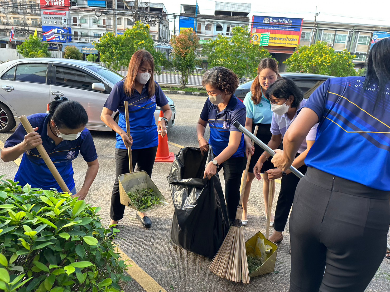 วันที่ 8 ธันวาคม 2565 เวลา 16.30 น. นายจตุรงค์ แก้วกสิ ขนส่งจังหวัดสุราษฎร์ธานี ร่วมกับเจ้าหน้าที่สำนักงานขนส่งจังหวัดสุราษฎร์ธานี ทำกิจกรรม บิ้กคลีนนี่ง เดย์