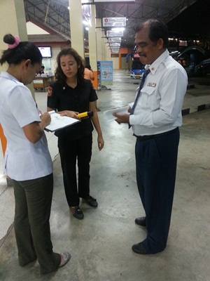 นายมานพ  สุทธิพงษ์ ขนส่งจังหวัดสุราษฎร์ธานี ตรวจความพร้อมของผู้ขับรถและรถโดยสาร ที่สถานีขนส่งผู้โดยสารจังหวัดสุราษฎร์ธานี วันที่ ๒๘ ธันวาคม ๒๕๕๕ 